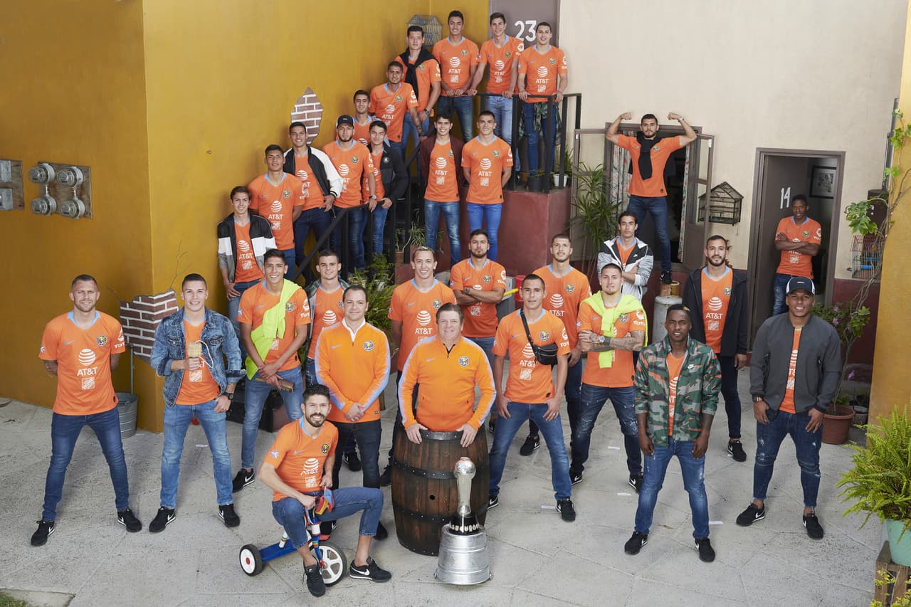 Estas son imágenes detrás de las cámaras en el evento de la foto oficial del Club America en las instalaciones de Grupo Chespirito en Ciudad de Mexico.