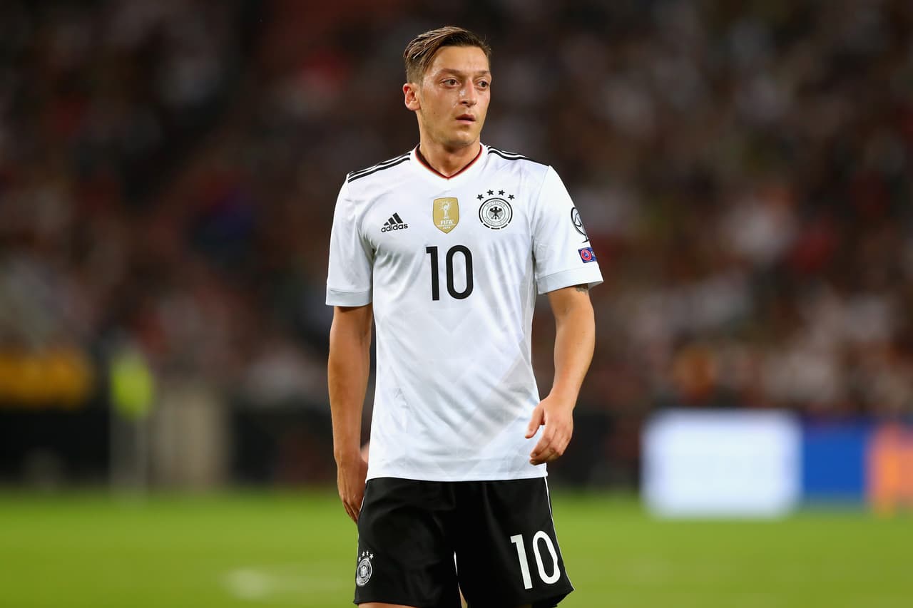 Hay quienes apuestan a que Ozil no seguirá más con los Gunners, por lo que ya se habla de un regreso a su país. El Borussia Dortmund tendría todo listo para comenzar a tentarlo.