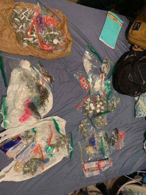 En el allanamiento al apartamento 165 del Edificio 18 se arrestó a
<b>Larry Questell Rivera </b>de 66 años y a
<b>Carlos "Yankee" Reyes Ramos </b>de 19 años. En el lugar se ocuparon alrededor de $2,480 en efectivo y municiones.
<br>