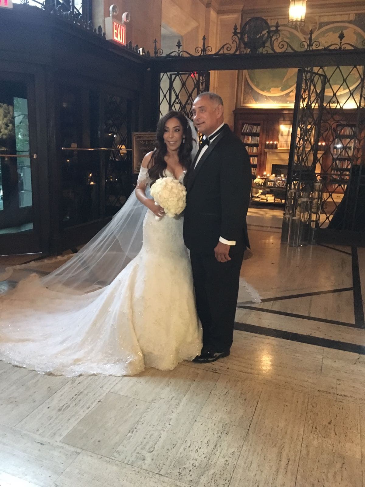 El vestido de la novia fue confeccionado especialmente por la diseñadora dominicana Luciana Rodríguez. Aquí Gelena posa con su papá.