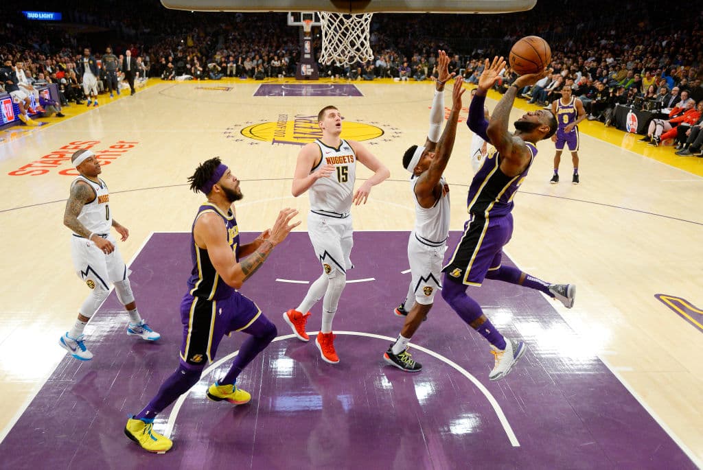 Con este doble rebasaba los 32,292 puntos que Michael Jordan logró a lo largo de su brillante carrera.