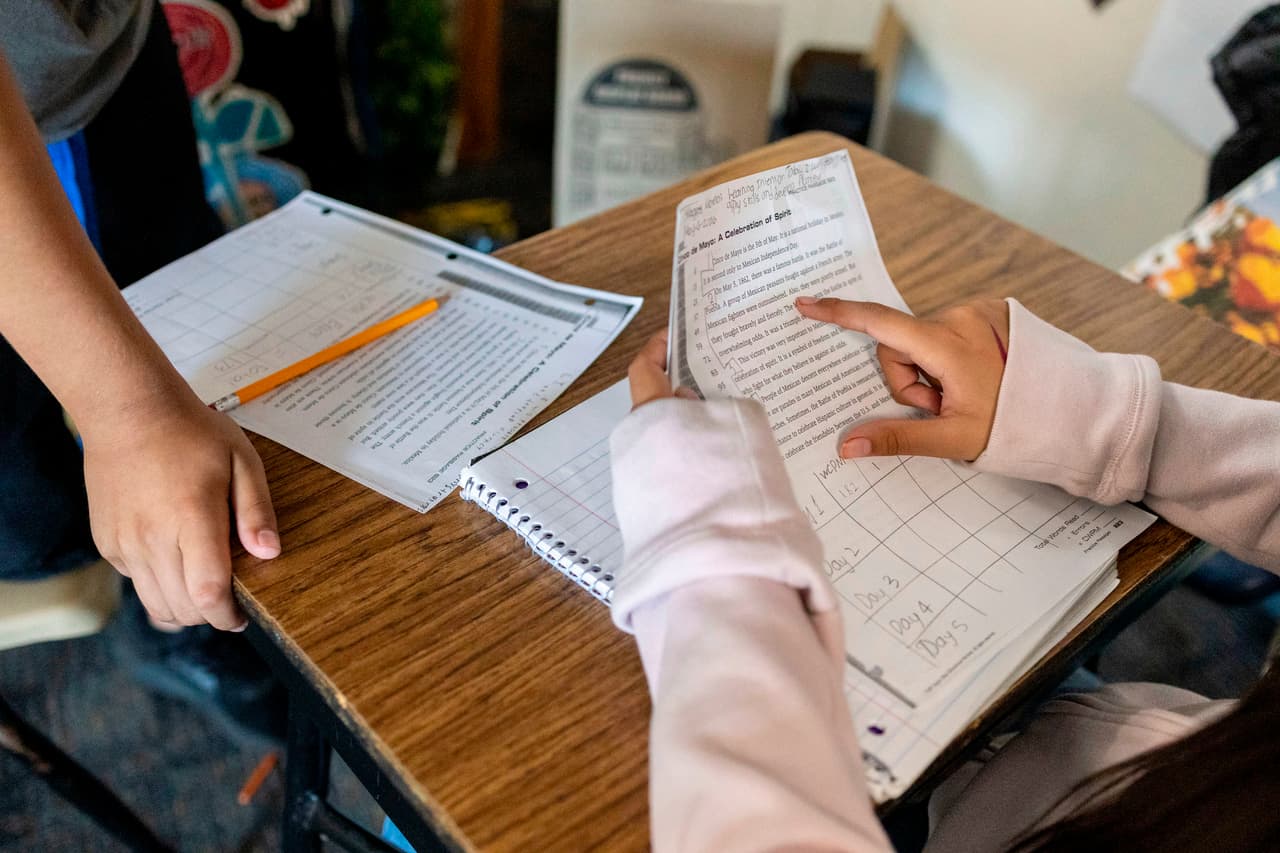 Las calificaciones escolares caen a mínimos históricos en el mundo y los padres se involucran menos, según revelan las pruebas PISA 2026