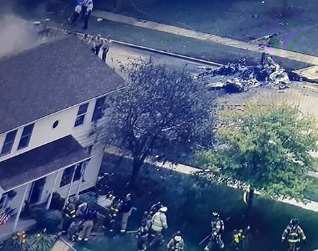 Cuadrillas de emergencia responden a accidente aéreo ocurrido en Plainfield, Illinois donde este jueves se cayó una avioneta en una casa.