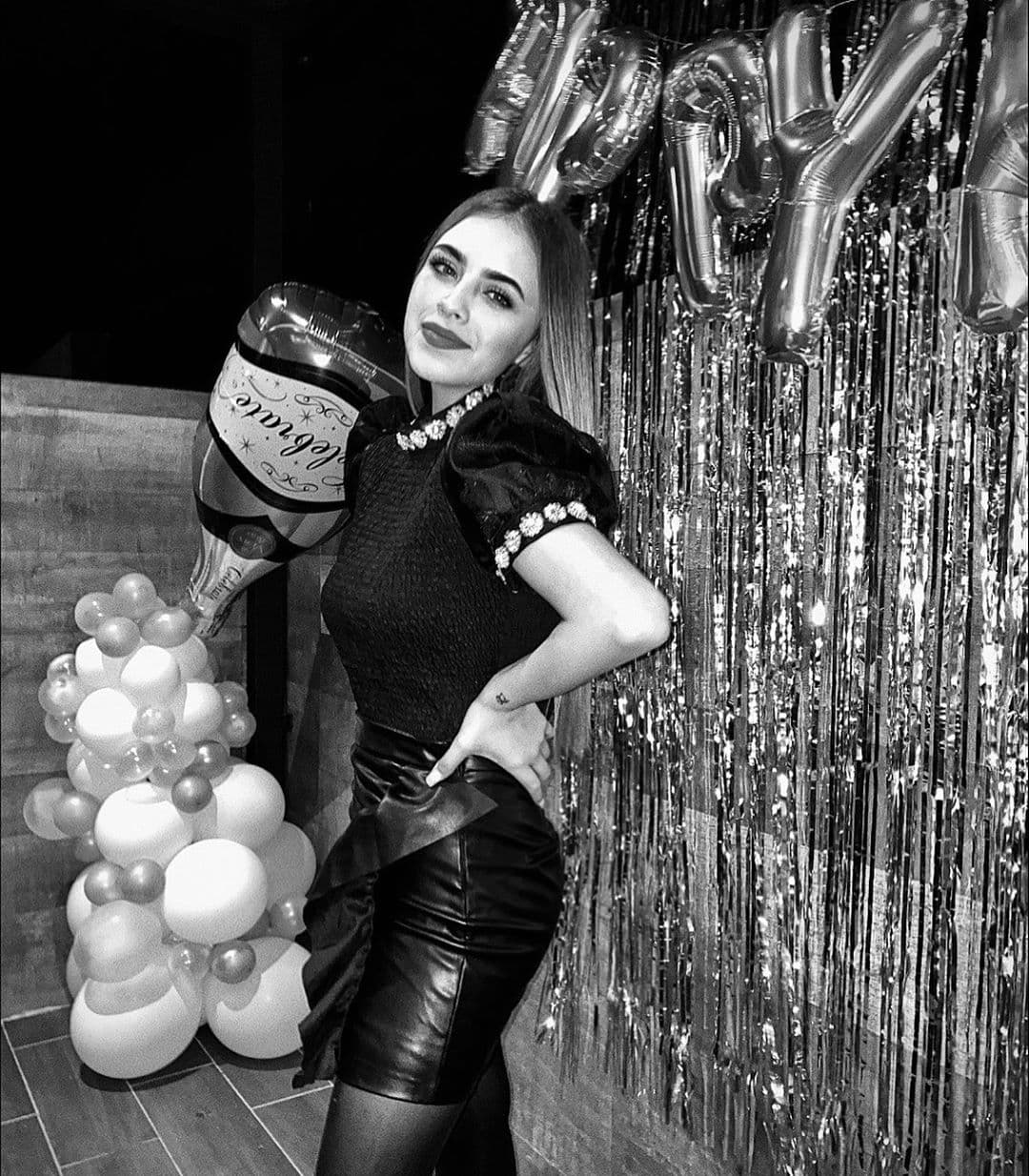 Amely heredó la belleza de su mamá y a través de sus fotos, deslumbra a muchos con su belleza.