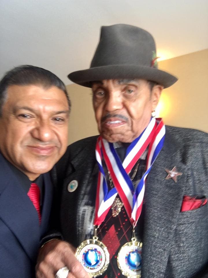 Mister Joseph, recibió emocionado su Medalla al Mérito,m de parte del también Presidente de la Asociación Internacional de Prensa, Radio y Televisión de Las Vegas, Nevada.