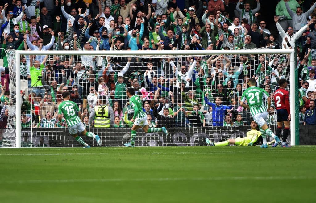Con dos goles de Juanmi, uno de William Carvalho y otro de Alex Moreno, el Betis, que tuvo al mexicano Andrés Guardado en los últimos 10 minutos, goleó por 4-1 al Osasuna y es quinto en LaLiga.