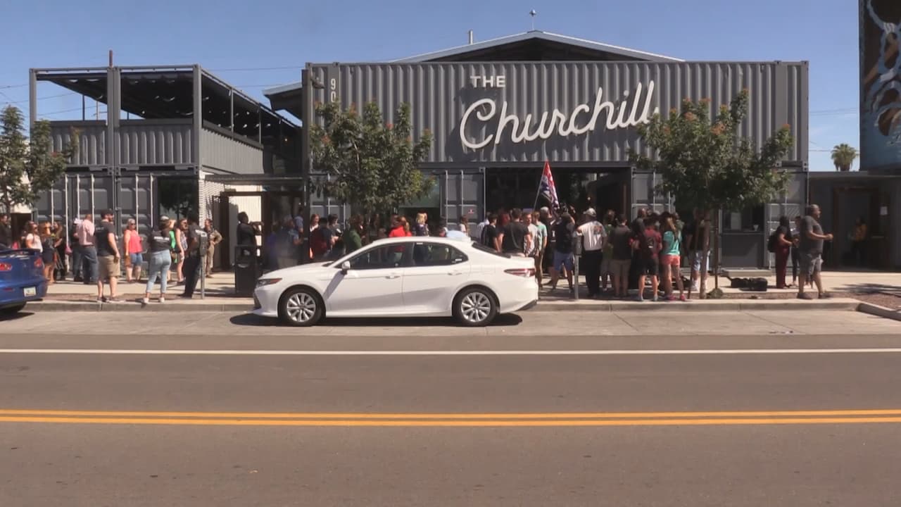 Fue en este local, The Churchill, en el centro de Phoenix donde decenas de personas se dieron cita para escuchar a Beto O’Rourke originario de El Paso, Texas.