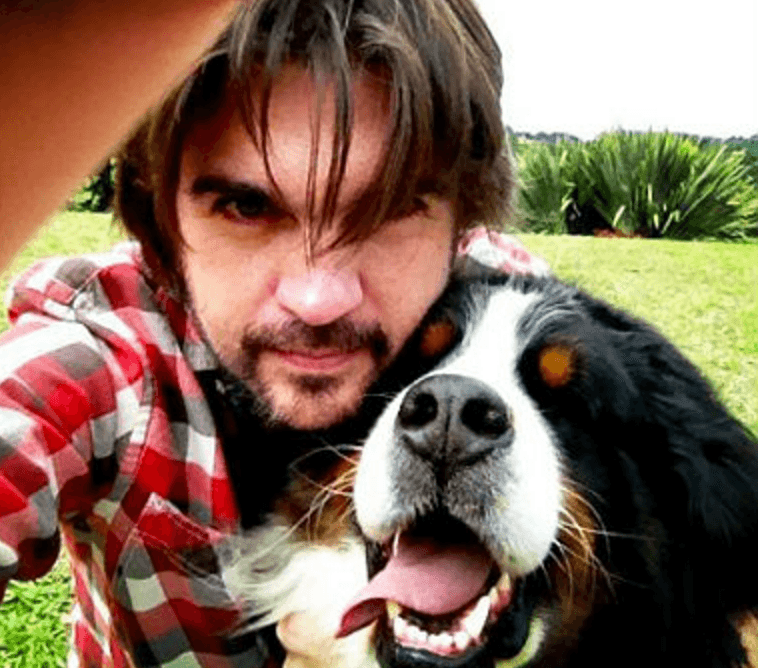 Juanes mostrando a su mejor amigo Dante en las redes sociales. Incluso tiempo después Juanes bautizó a hijo con el nombre de su perro.