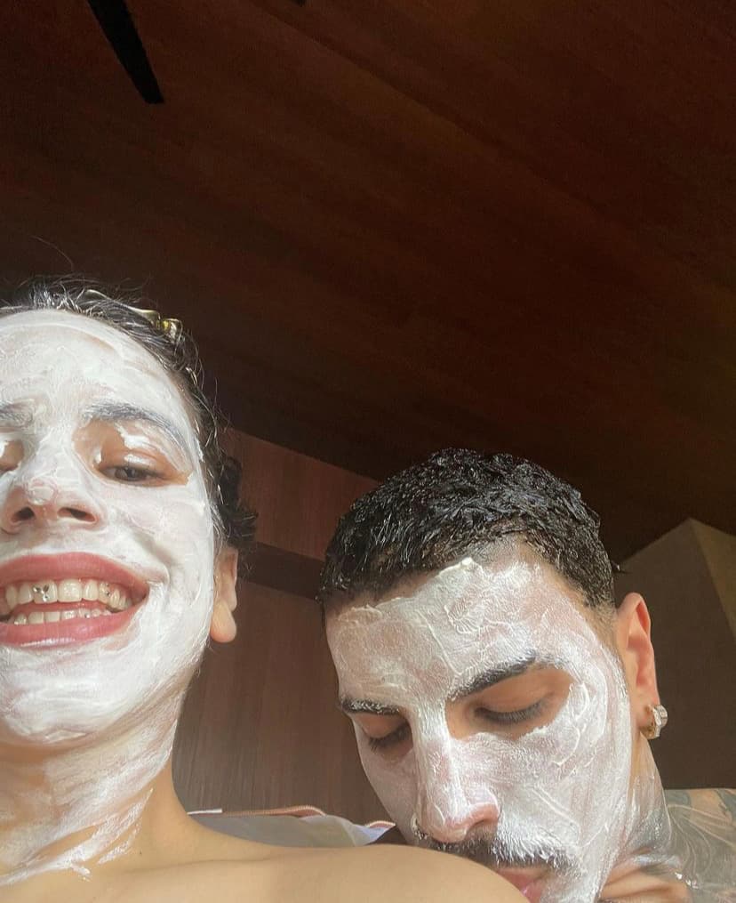 La pareja aprovechó cada momento para relajarse y consentirse: incluso se realizaron algunos tratamientos de belleza naturales.