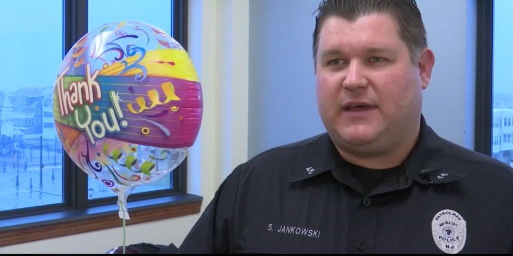 "
<b><i>Teníamos que conseguir suministros para cortar el cordón umbilical y todo en una entrega natural, lo hicimos allí mismo en el piso de la habitació</i>n",</b> dijo Steve Jankowski.