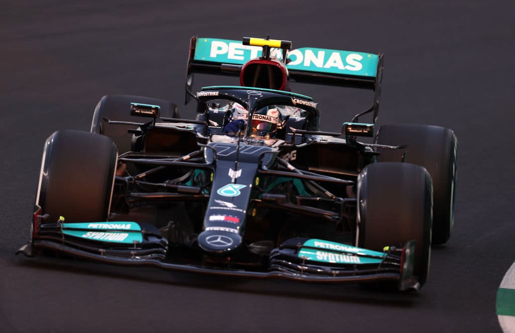 Lewis Hamilton se quedó con la pole position del Gran Premio de Arabia Saudita en el que Max Verstappen encendió las alarmas al tocar pared y terminar en el tercero de la Q3. El mexicano Sergio Pérez terminó quedándose en el quinto lugar en una emocionante clasificación.