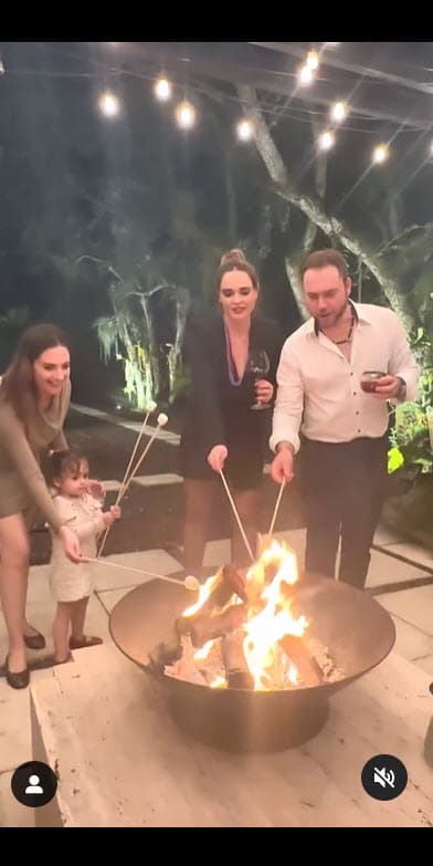 Se pudo a ver a
<b>Fabiola Guajardo </b>compartiendo con ellos.
<br>