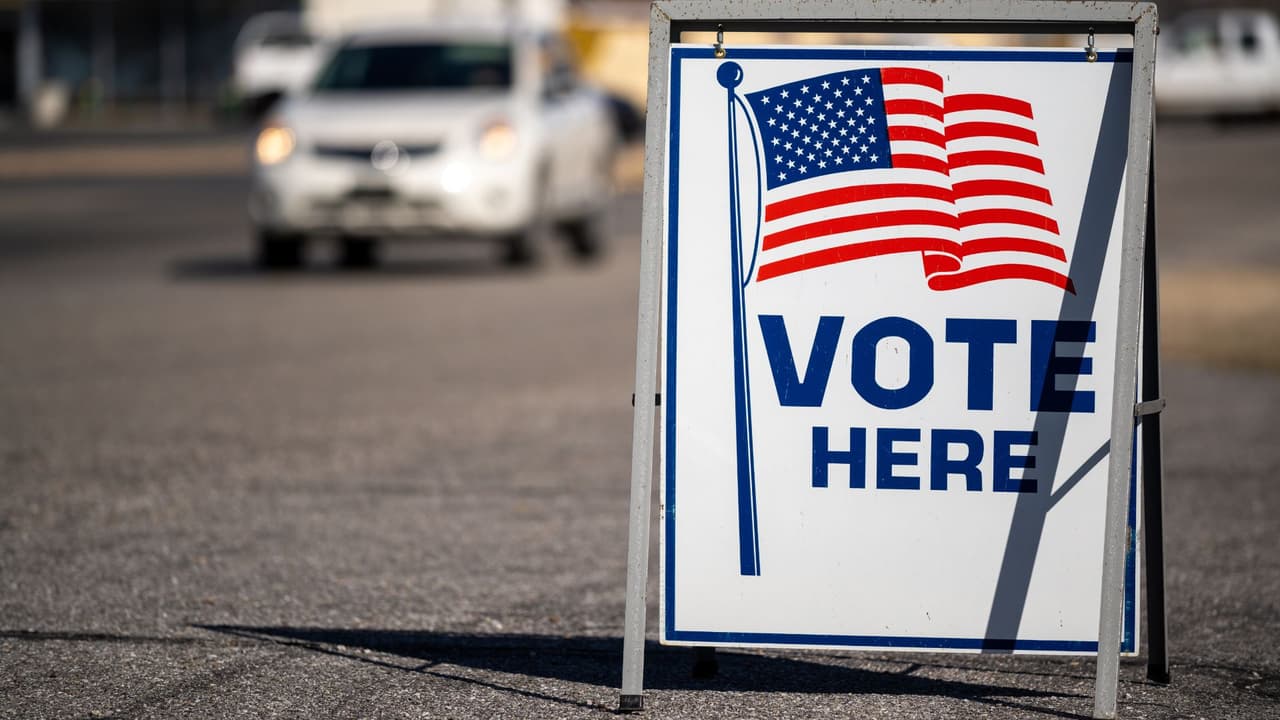 <h3 class="cms-H3-H3">Antes de la Proposición 16</h3> Antes de esta votación,
<b>solo los ciudadanos estadounidenses podían votar en Texas. </b>Así lo establecía el Código Electoral estatal, que pedía a cada persona que se registraba marcar y firmar que era ciudadana de Estados Unidos.
<br>
<b>Votar sin ser ciudadano era, y sigue siendo, un delito grave: </b>Si alguien mentía al registrarse o votaba sin derecho, podía enfrentar consecuencias penales y, en el caso de los inmigrantes, también migratorias.
<br>Lo que no estaba escrito en la Constitución de Texas
<b>era la mención explícita a los “no ciudadanos”</b>.
<br>El texto mencionaba a menores de edad, personas declaradas incapaces por un tribunal y quienes cumplen condenas por delitos graves, pero
<b>no incluía de forma literal a los “no ciudadanos”.</b>