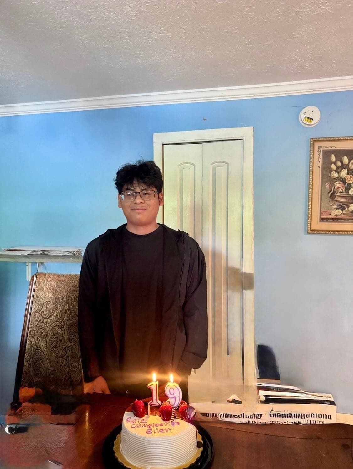 Lo que parecía ser un día normal terminó en una tragedia que hoy mantiene a una familia sumida en el dolor.
<br>
<br>
<b><a href="http://uni.vi/6zcJ106zyg9" target="_blank">María Andrés, madre de Eliel José, </a></b>a seguró en entrevista exclusiva con N+ Univision Atlanta que
<b>nunca observó señales claras de que su hijo quisiera quitarse la vida</b>, aunque reconoció que desde la deportación de su padre se encontraba triste.