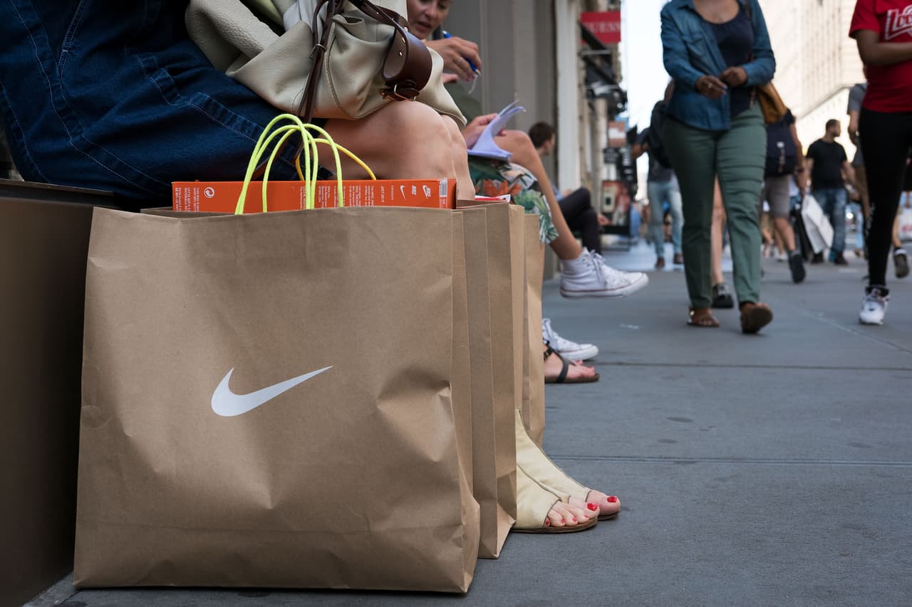 Una compradora de la tienda Nike en Soho, Nueva York.