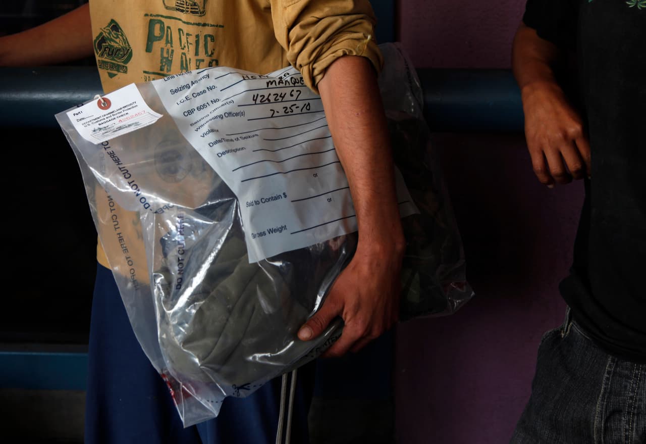 "Se quedaron la mochila con sus 3,000 dólares de salario de lavaplatos": los detalles de la demanda contra ICE