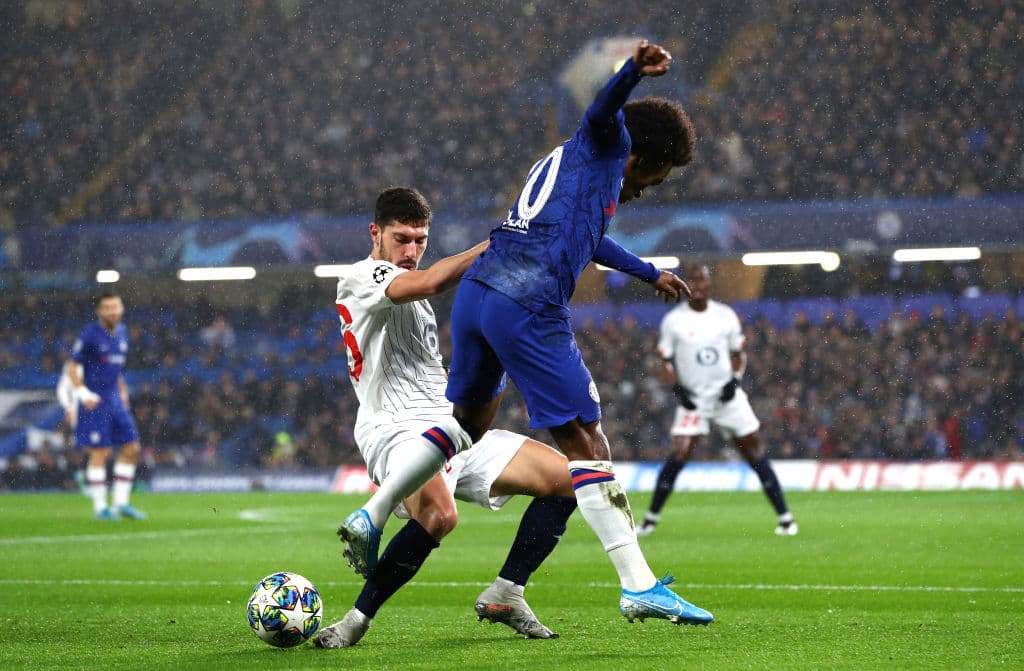 Jeremy Pied de Lille es tacleado por Willian del Chelsea.