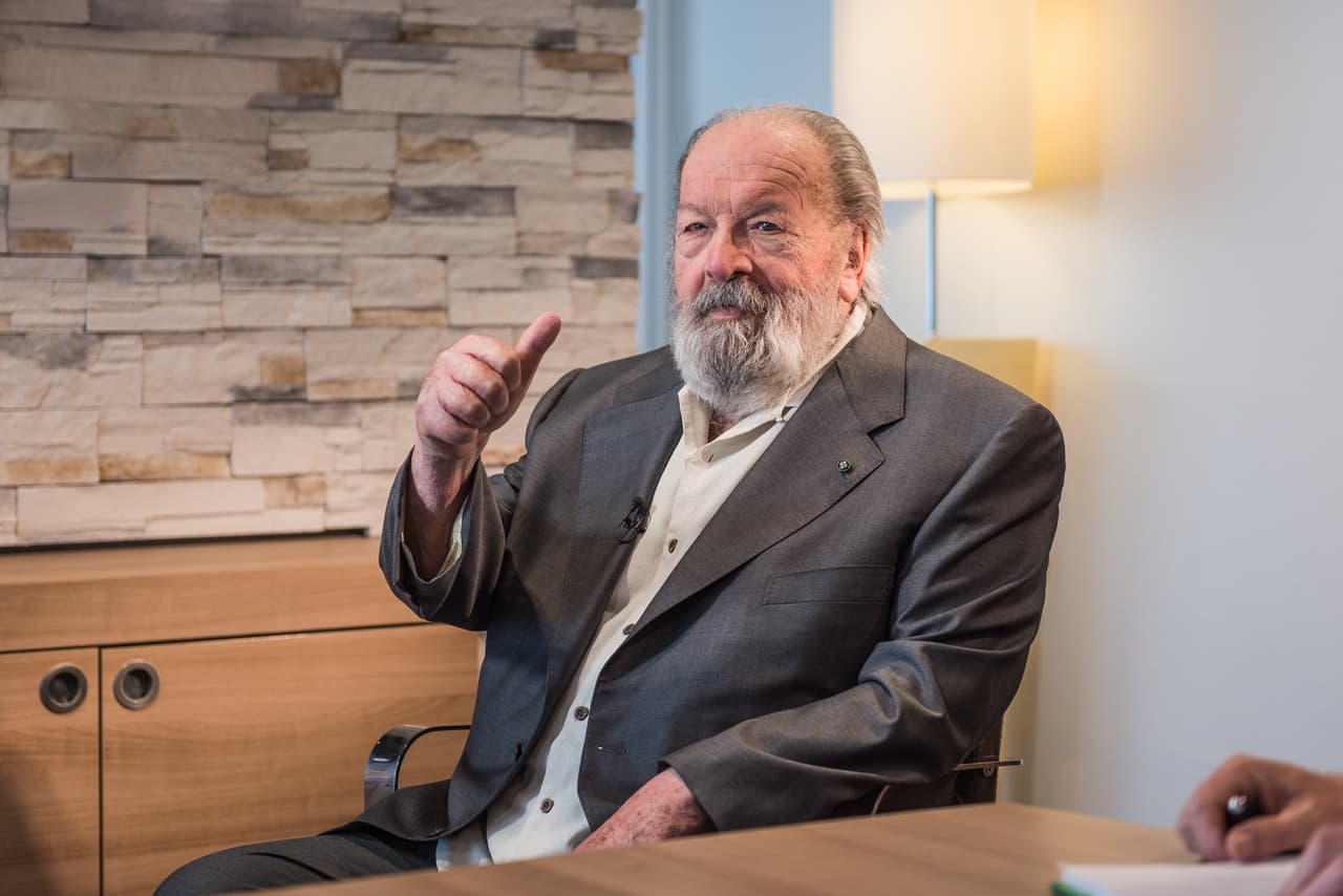 <b>Bud Spencer (87 años).</b> Su nombre verdadero es Carlo Pedersoli. Fue un actor, guionista, productor, cantante y compositor italiano. Nadador de alta competencia, representó a su país en tres Juegos Olímpicos. Es conocido por sus trabajos en películas del género
<i>spaghetti western,</i> en las que formó dúo con Terence Hill, también actor italiano. Murió en Roma el 27 de junio de 2016.