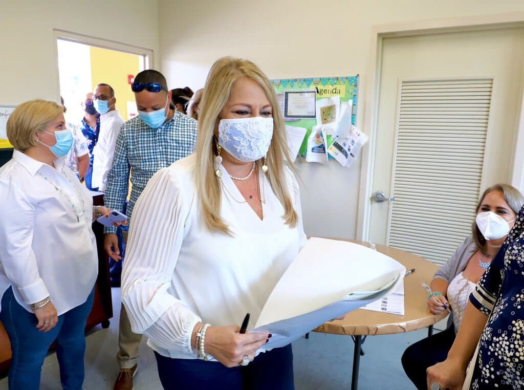 La gobernadora
<a href="https://www.univision.com/temas/wanda-vazquez-garced">Wanda Vázquez Garced</a> votó en el Centro de Servicios Multidisciplinarios de Caimito, en San Juan, pero no reveló por quién lo hizo.