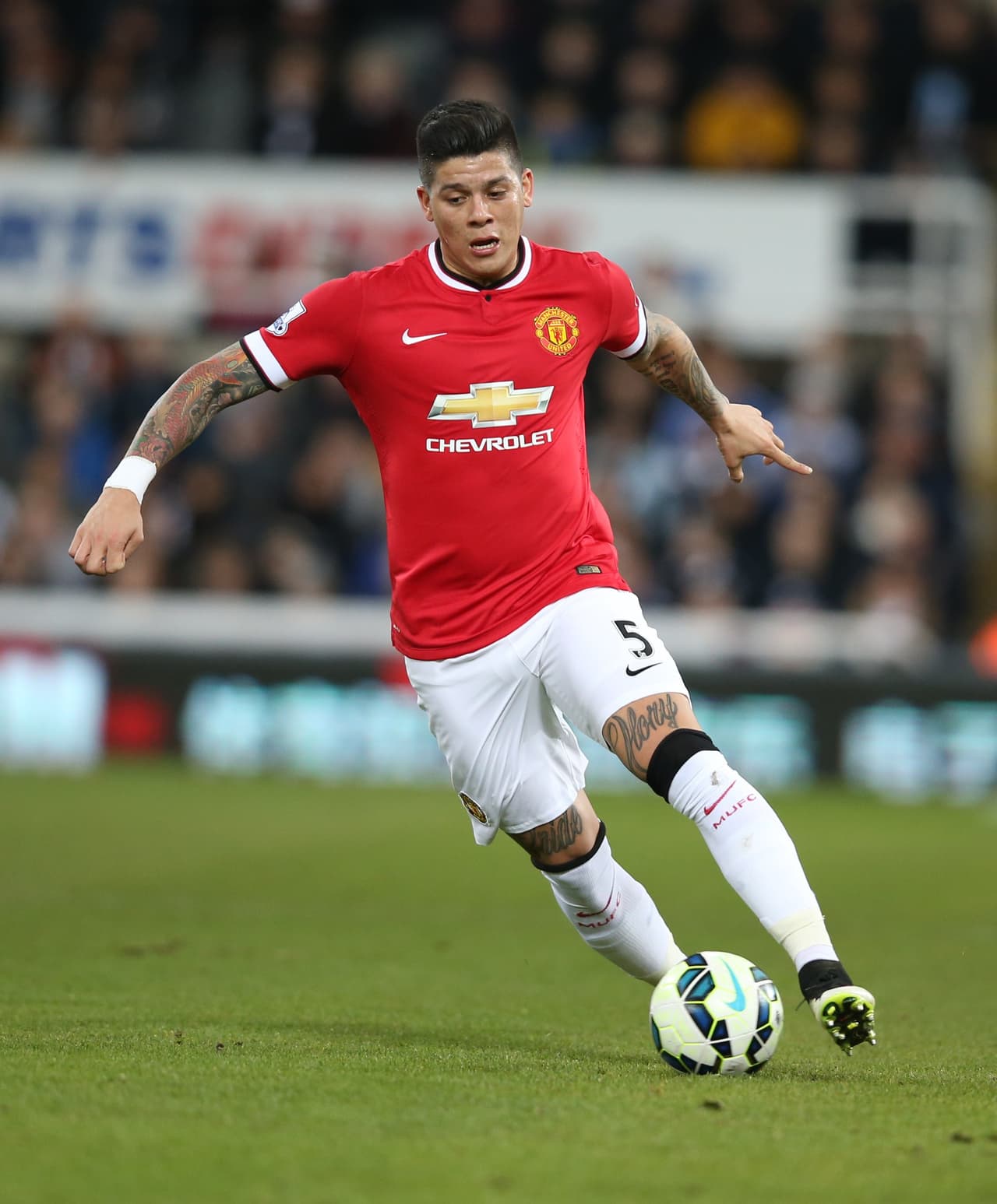 Marcos Rojo se disloca el hombro en la práctica del Man-U y estará varias semanas de baja
