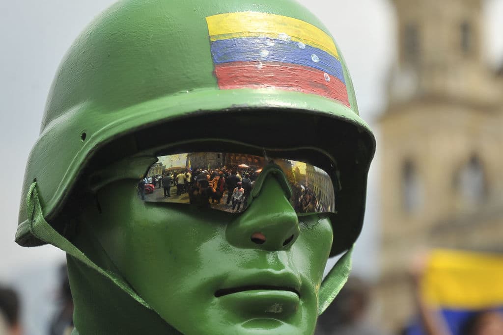 En la Plaza de Bolívar en Bogotá, también marcharon para unirse a la convocatoria de la oposición. Foto por Diana Sánchez / AFP / Getty Images