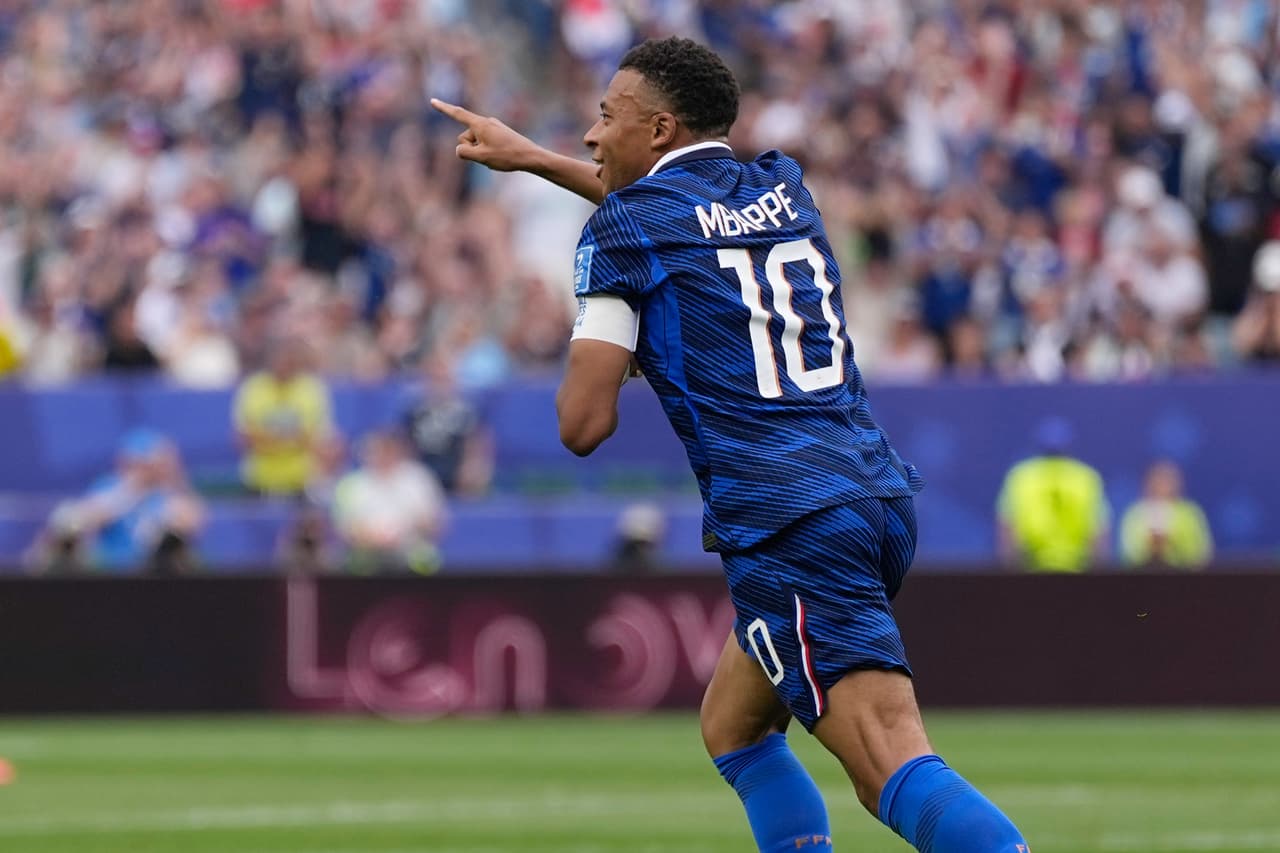 El francés Kylian Mbappé celebra tras marcar el primer gol de su equipo durante el partido de fútbol del Grupo I de la Copa del Mundo entre Francia e Irak en Filadelfia.