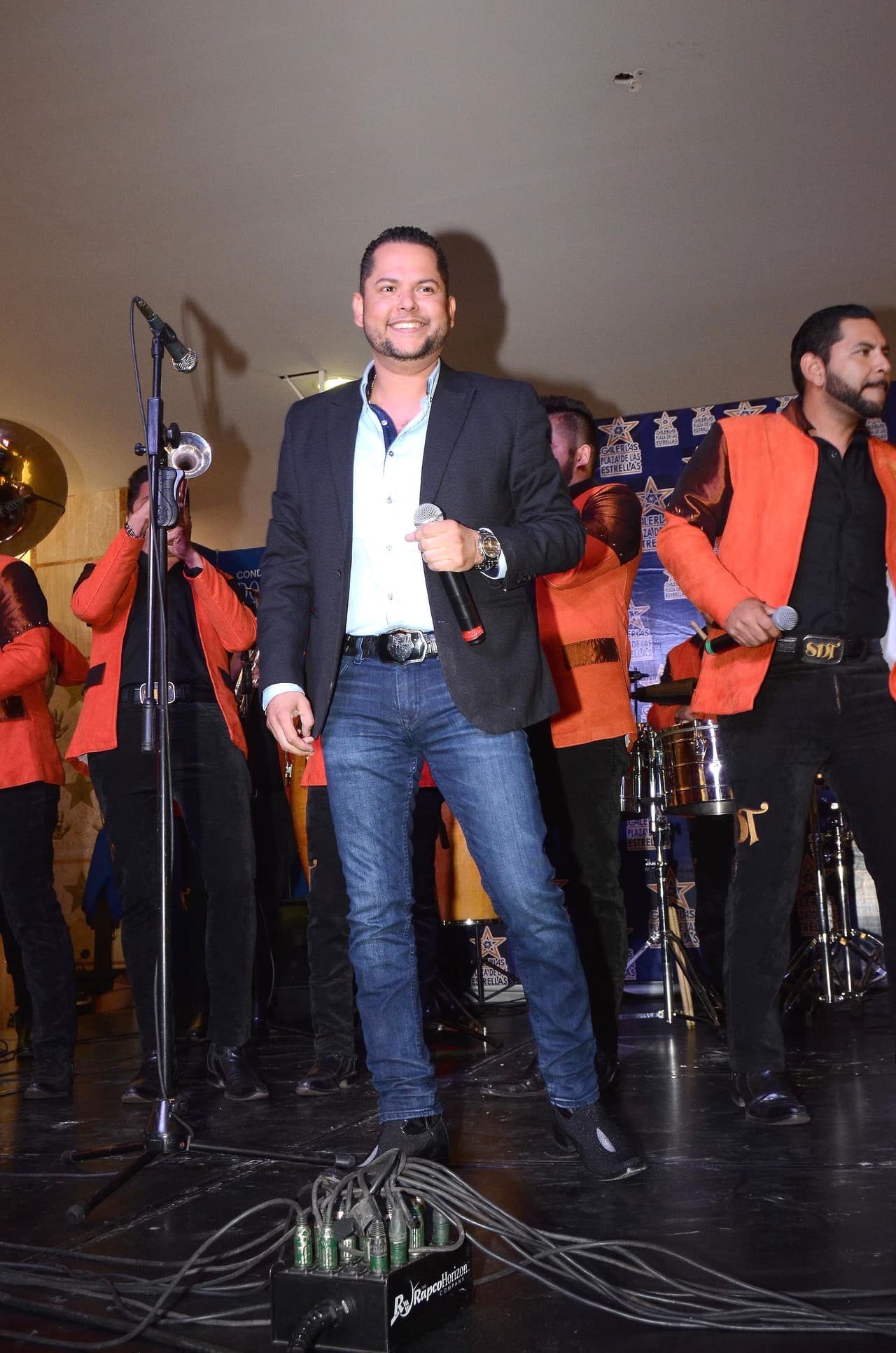 De acuerdo con el cantante, nada queda de la amistad que sostuvieron, luego de que el yerno de la fallecida Jenni Rivera saliera de
<b><a href="https://www.univision.com/musica/regional-mexicano/lorenzo-mendez-rompe-con-la-original-banda-el-limon-y-pronto-se-anunciara-su-salida" target="_blank"> La Original Banda El Limón.</a></b>