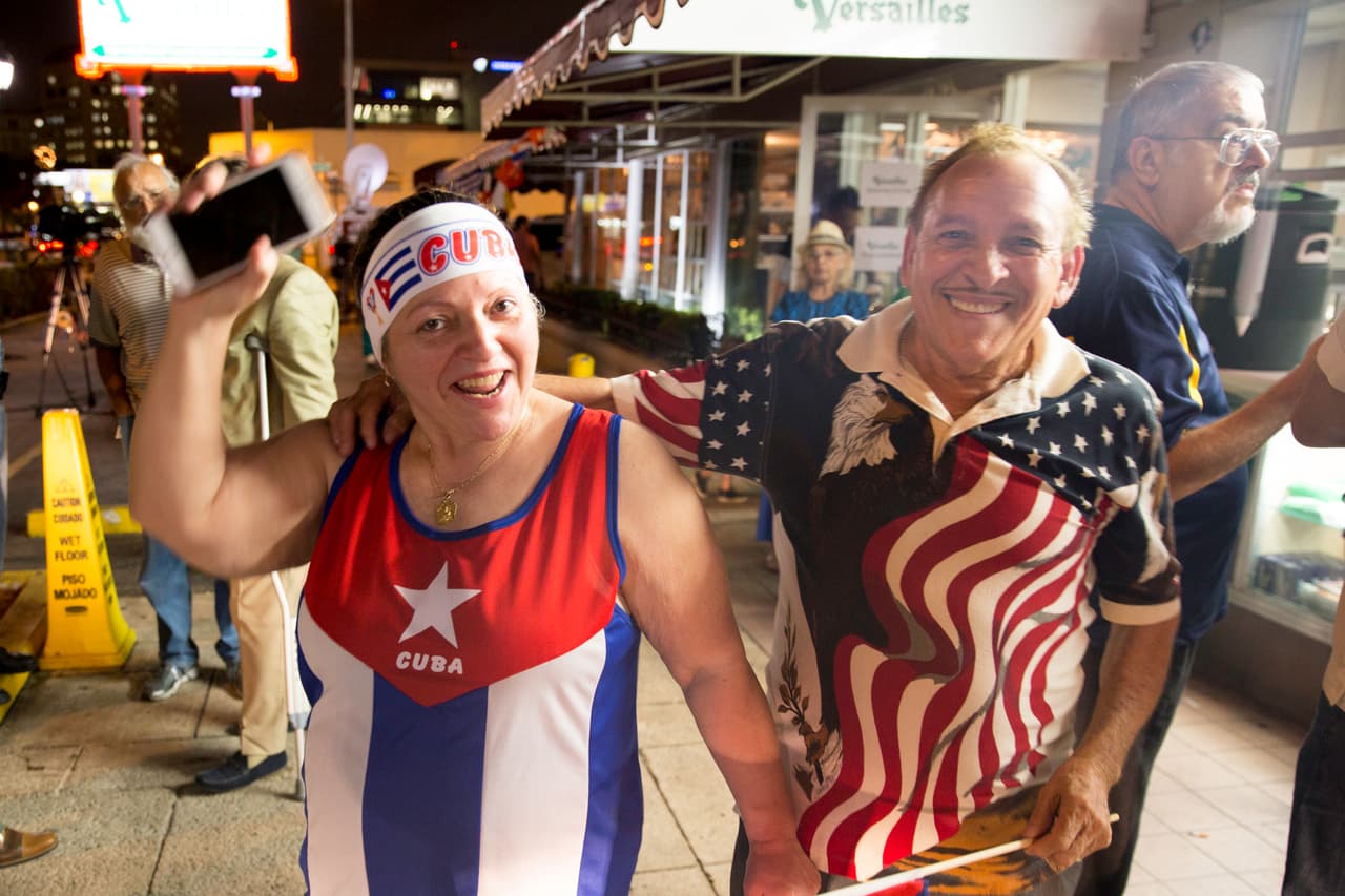 Ese sábado 26 de noviembre -que pasará a los anaqueles de la historia como el día de la muerte de uno de los líderes más influyentes del siglo XX-, los alrededores del restaurante Versailles estaban a reventar. Ese lugar que era una especie de cabildo de todos los desterrados, ahora se convertía en el lugar para celebraciones y las algarabías. Con banderitas y pitazos de carros decían todos: "Fidel ha muerto".
