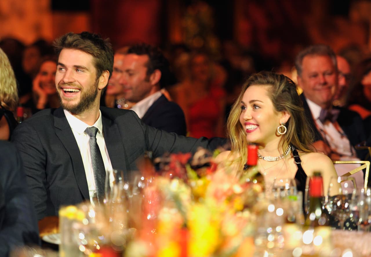 En diciembre de 2018, Miley Cyrus y Liam Hemsworth anunciaron que habían
<b><a href="https://www.univision.com/entretenimiento/las-fotos-que-confirman-que-miley-cyrus-y-liam-hemsworth-son-marido-y-mujer-fotos">consolidado con el matrimonio</a></b> una relación que comenzó en 2010.