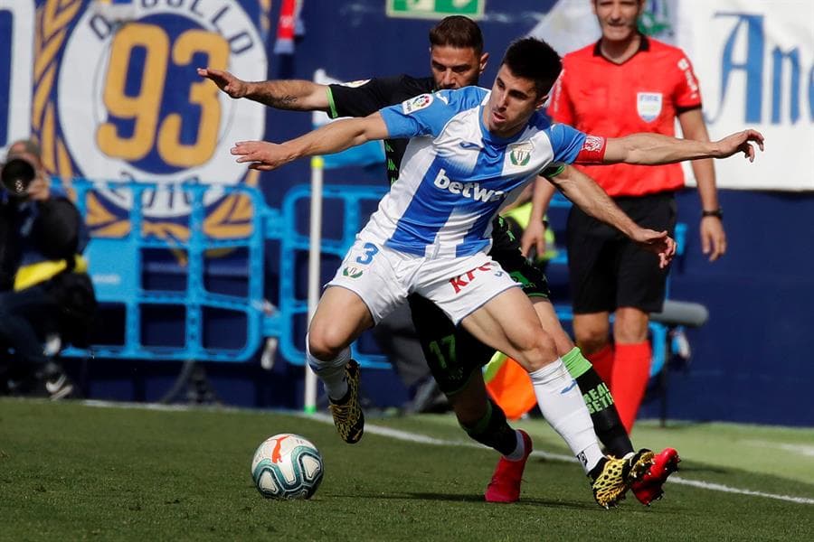 Se revisa jugada al minuto 28 con VAR por posible mano, pero sólo termina en saque de esquina. El Leganés pedía penal.