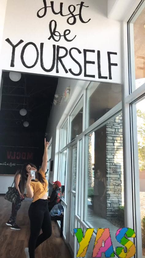 En las pocas imágenes que ha compartido nos damos cuenta que está en un salón de baile: "Solo se tú". ¿Será para el mismo proyecto?