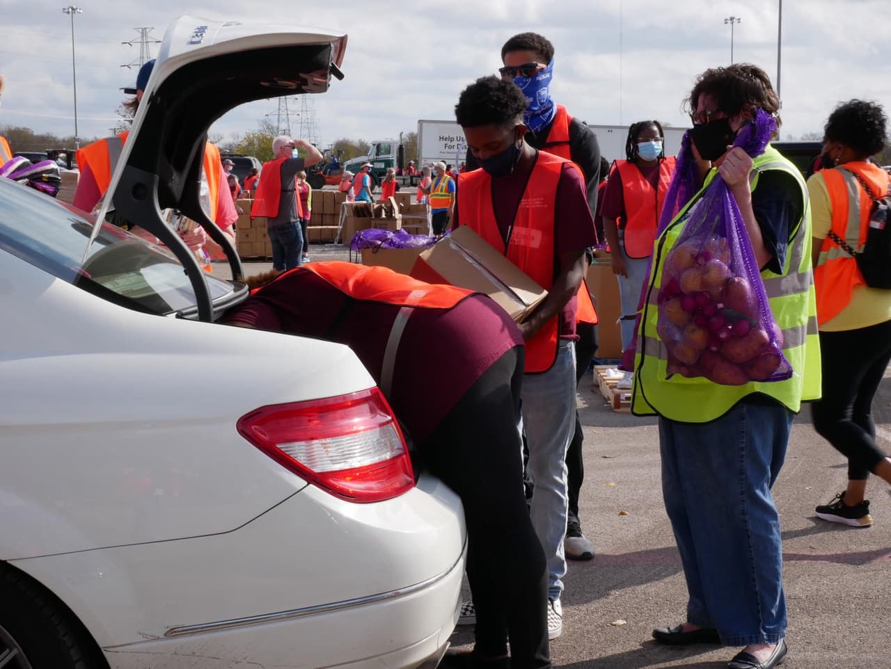 El Banco de Alimentos del Norte de Texas (NTFB), por sus siglas en inglés, distribuyó más de 600,000 libras de comida para alrededor de 25,000 personas este pasado sábado, informó a Noticias 23, la portavoz del evento Anna Kurian.
<br>