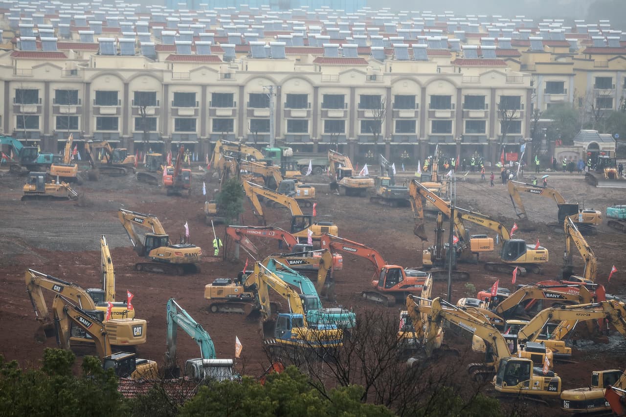 "Para abordar la insuficiencia de los recursos médicos existentes", Wuhan construirá un hospital basado en el modelo del centro médico de Xiaotangshan que se habilitó en Pekín durante un brote de síndrome respiratorio agudo grave (SARS por sus siglas en inglés), informaron las autoridades de la ciudad el viernes.