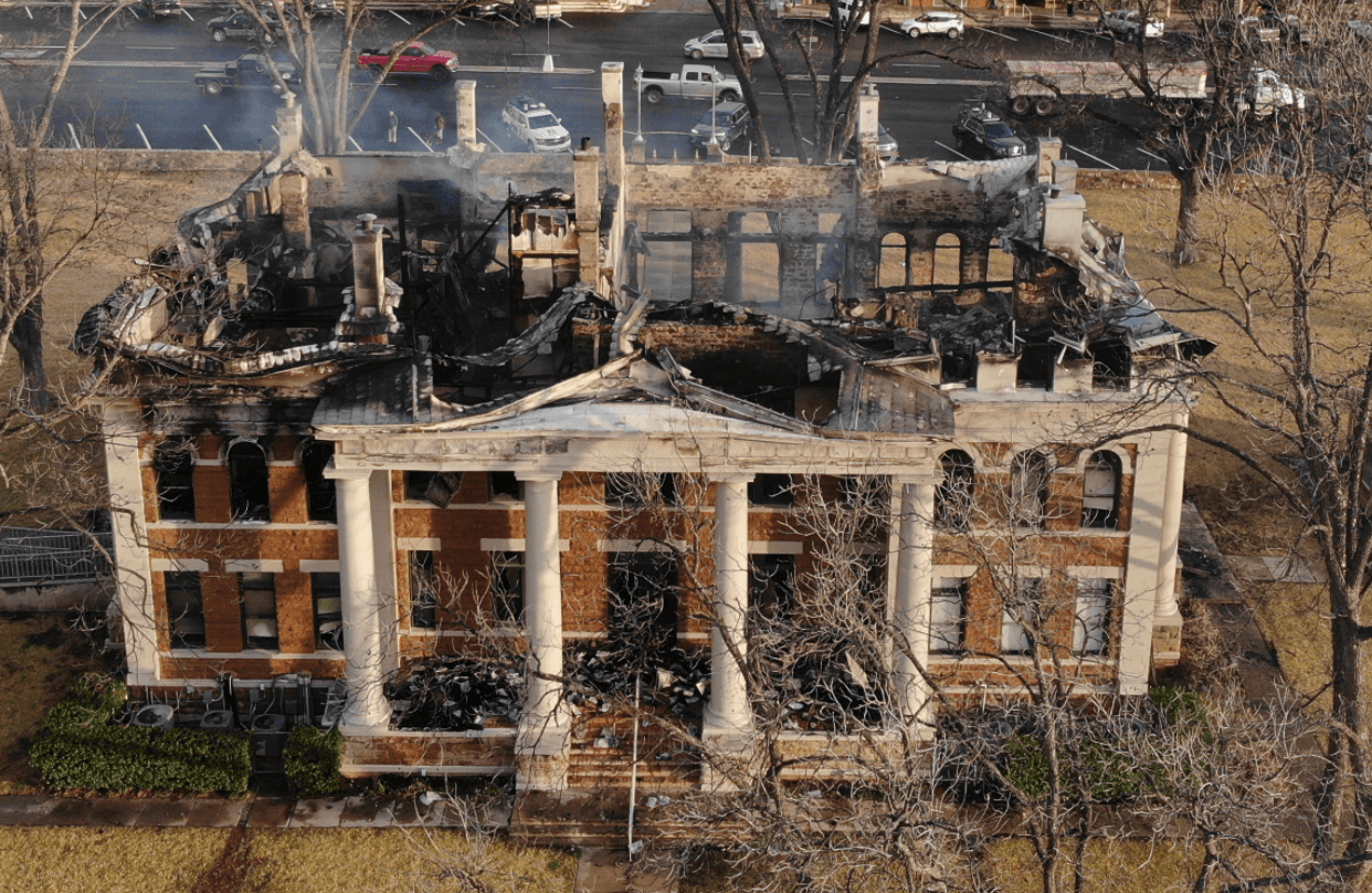El incendio comenzó alrededor de las 10 p.m. jueves. Lo único que se salvó fue la estructura de la pared de roca exterior.
