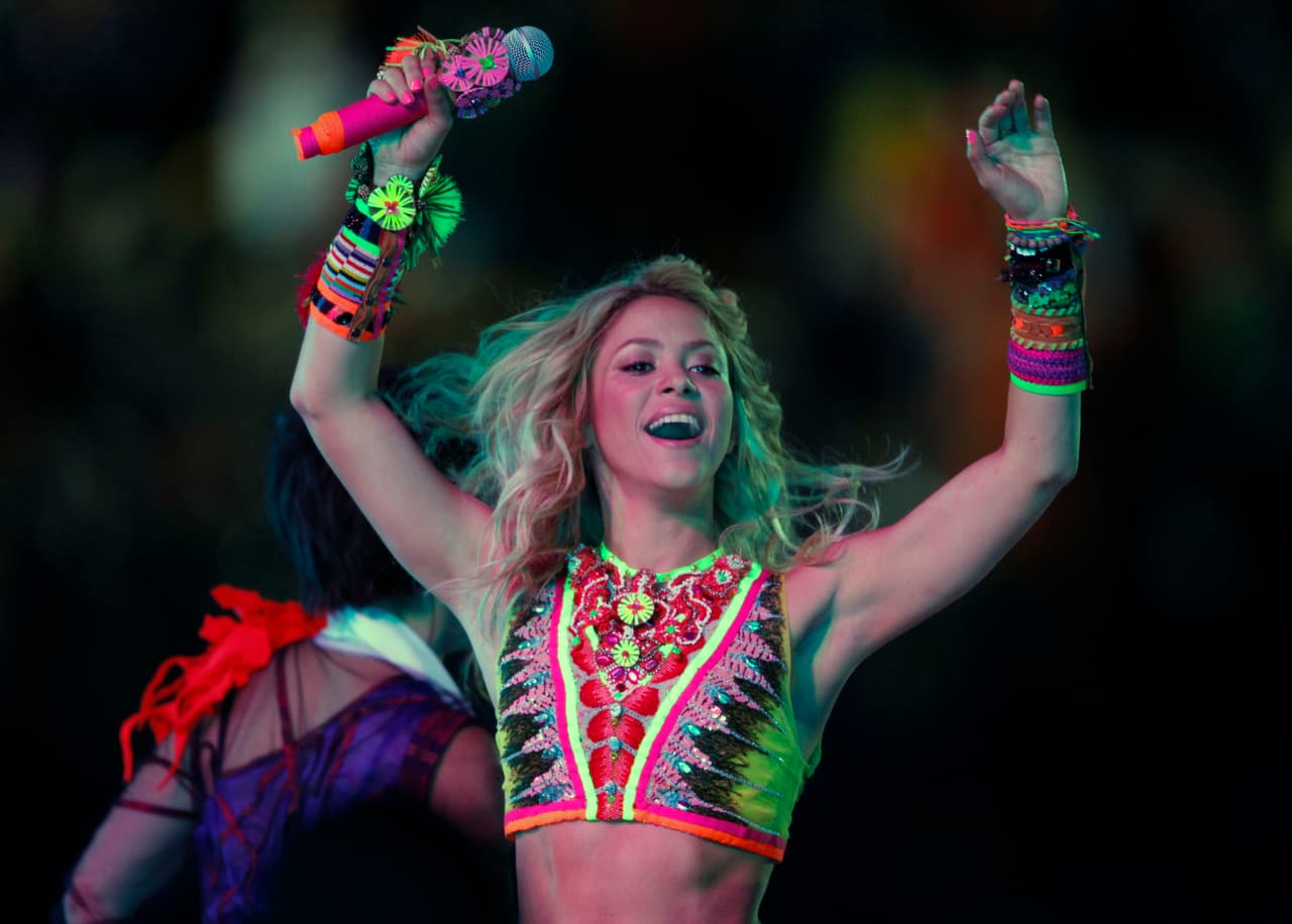 Shakira actúa durante la ceremonia de clausura de la Copa Mundial en Johannesburgo, Sudáfrica, el domingo 11 de julio de 2010. (Foto AP/Luca Bruno)