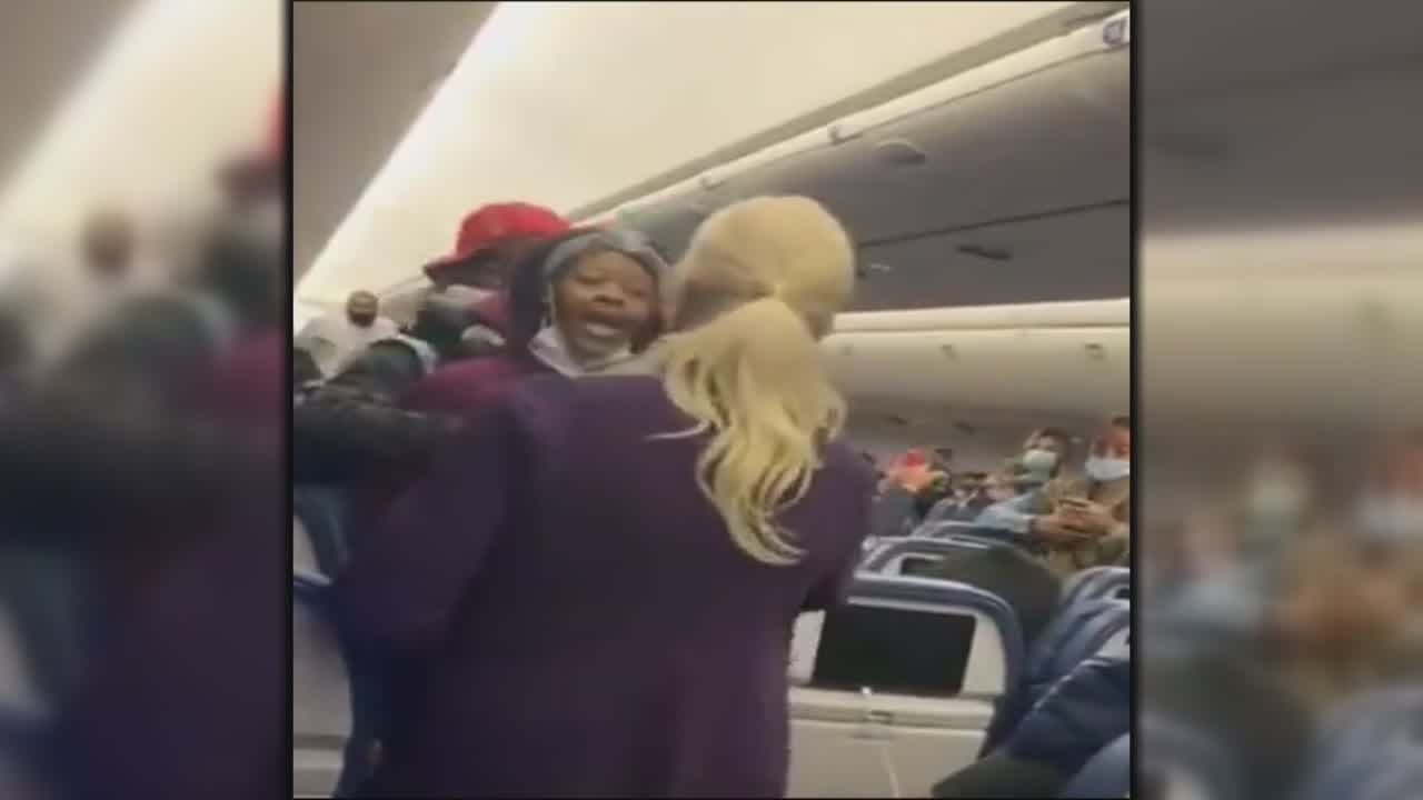 Pasajera abofetea a una azafata por pedirle que use la mascarilla en un avión de Delta que salía de Miami