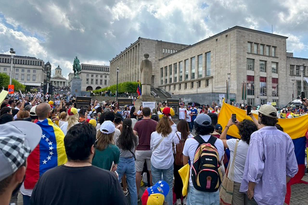Decenas de personas convocadas oposición venezolana protestan en Bruselas para denunciar "fraudes" en los resultados oficiales de las elecciones que dieron como vencedor a Nicolás Maduro y han sido cuestionados por la comunidad internacional.