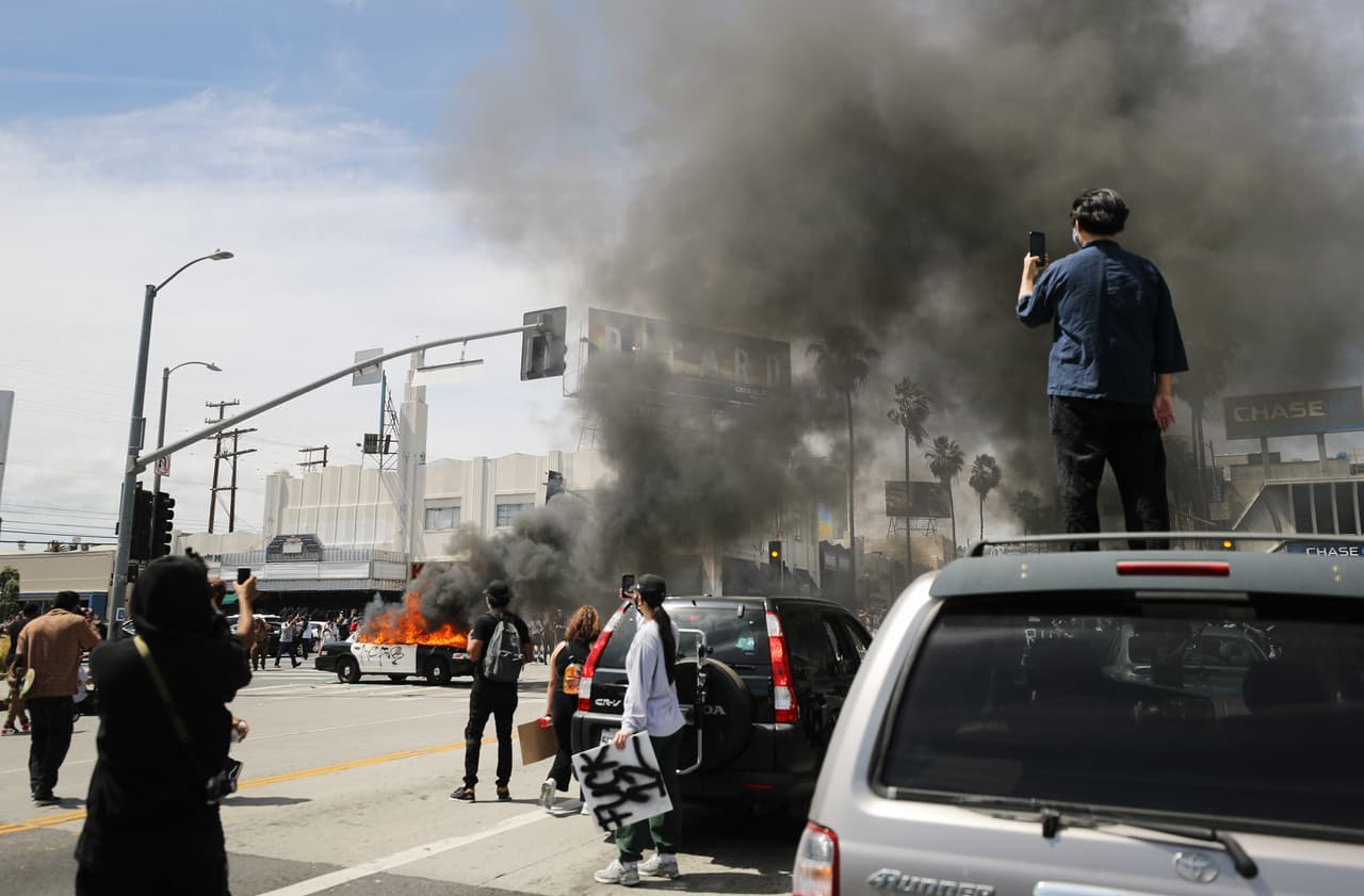 Un auto de la policía se incendia durante una protesta en Los Ángeles, California, el 30 de mayo del 2020.