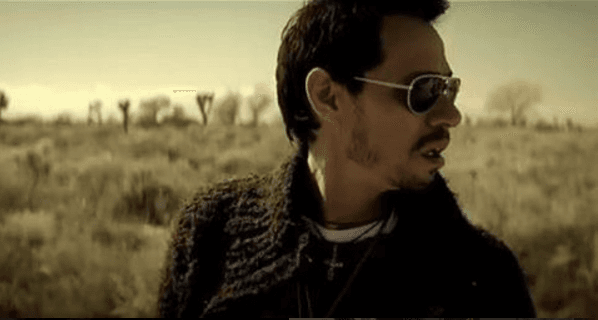 El cantante es un fanático de los lentes y es muy común ver cómo usa este accesorio como parte básica en su outfit.