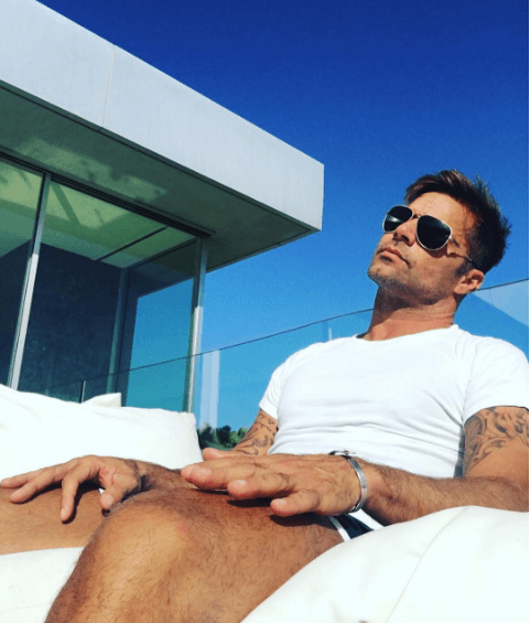 El boricua se ve fantástico con su look bajo el sol.