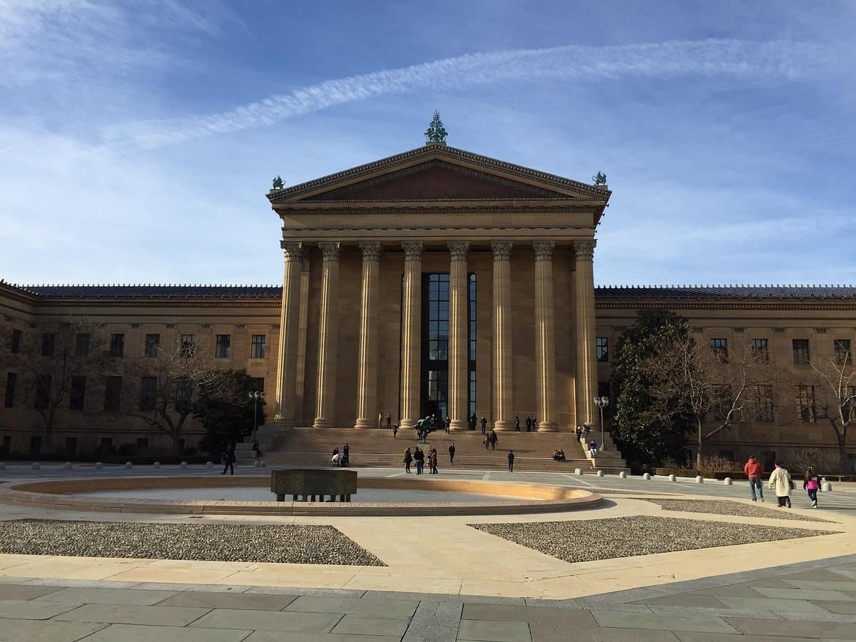 <b><a href="https://philamuseum.org/visit">Philadelphia Museum of Art</a></b>. El emblemático edificio del museo alberga una de las colecciones más notables del país, con algunas de las mejores obras de arte de América, Asia y Europa, en el mundo.
<br>
<br>
<b><a href="https://goo.gl/maps/DFE3n6Dysr8CmaTTA">Cómo llegar</a></b>