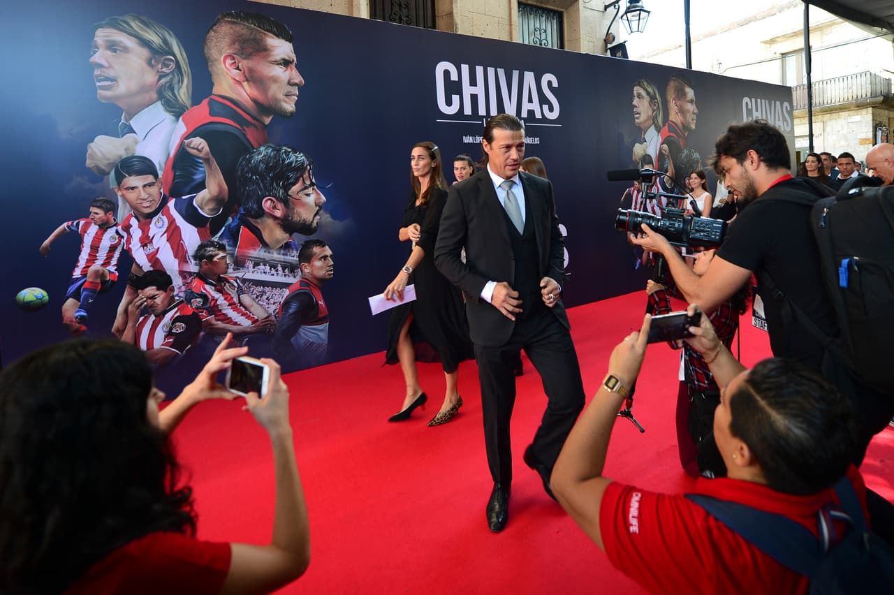 ¡Como ídolo! Afición de Chivas explotó con Almeyda en estreno de Chivas: la película