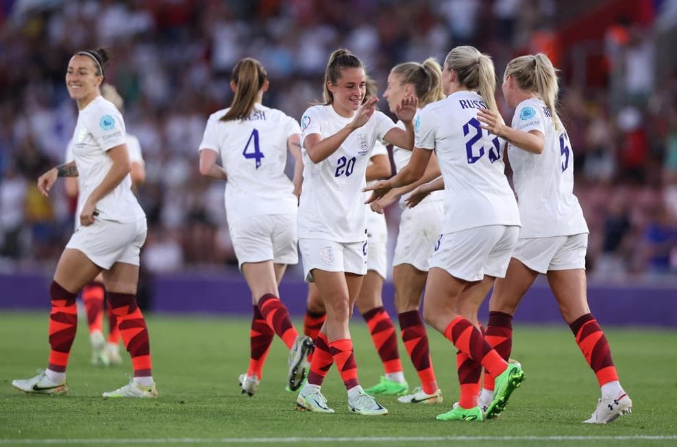 La Selección de Inglaterra no tuvo problemas para vencer por goleada a Irlanda del Norte que se mantiene sin puntos en el torneo.