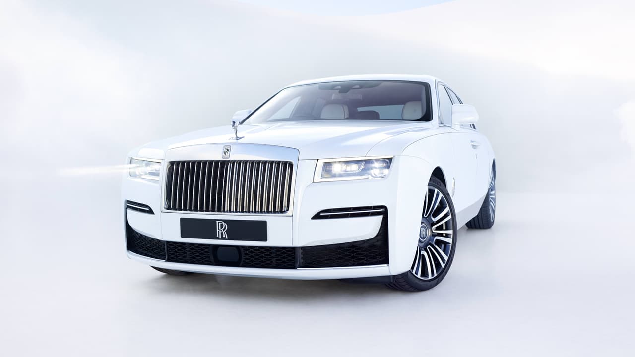 Aunque a simple vista pareciera no diferir del modelo al que reemplaza, la segunda generación del Rolls-Royce Ghost trae consigo cambios significativos.