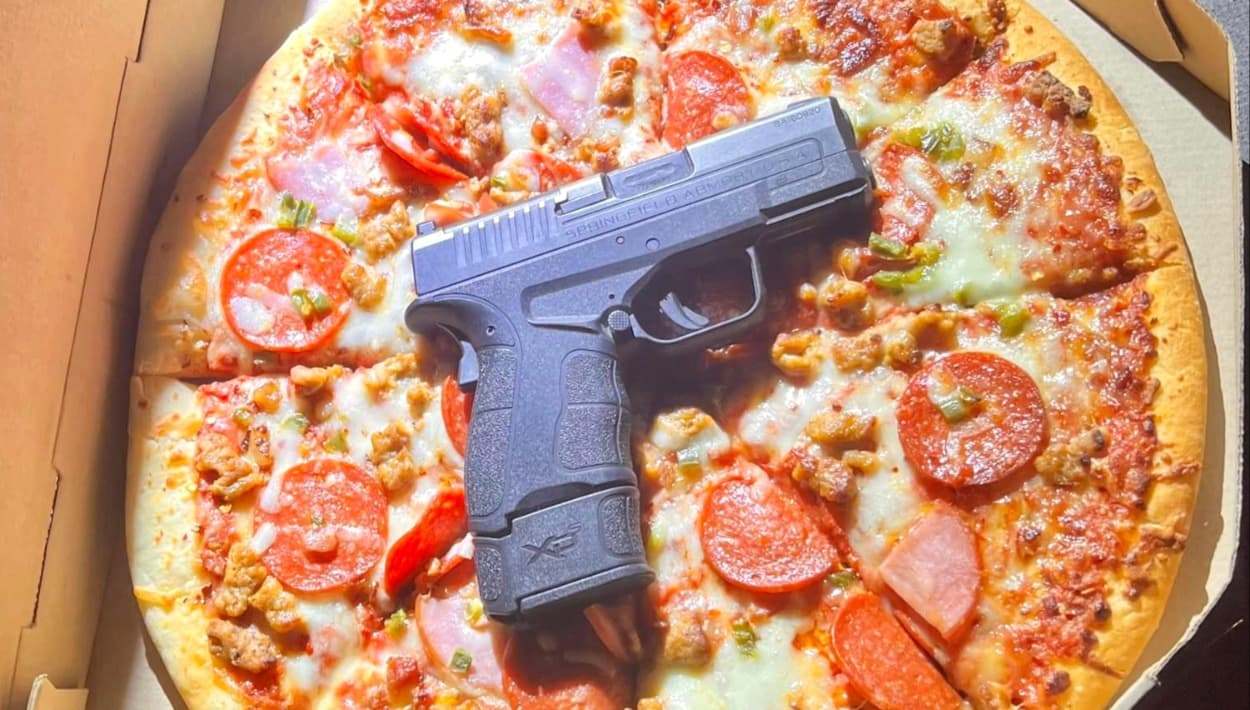 Encuentran una pistola en la pizza: oficiales arrestan a cuatro sospechosos
