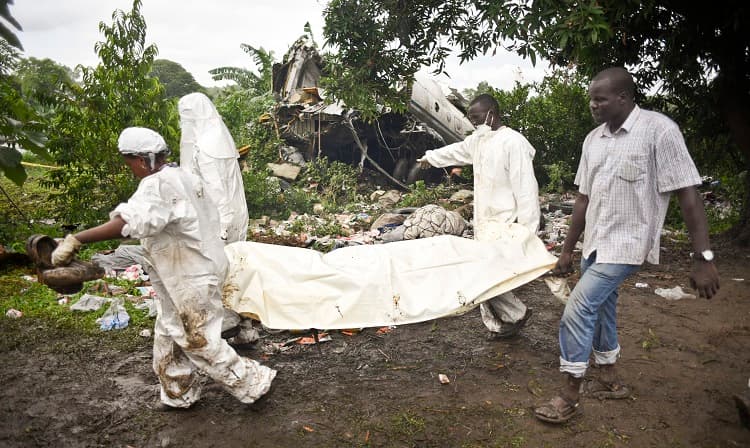 Las autoridades retiran un cuerpo del lugar del accidente.