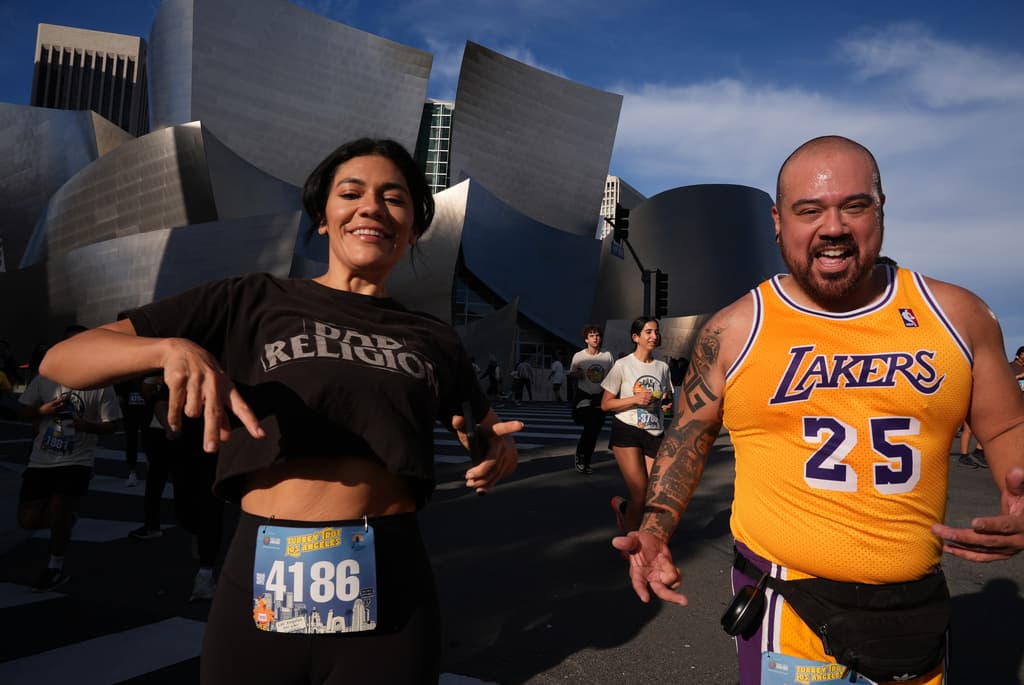 Al mediodía, el evento había recaudado 57,103.48 dólares, lo que representa el 57% de la meta establecida de 100,000 dólares. Los fondos se destinan a The Midnight Mission y sus programas de asistencia.