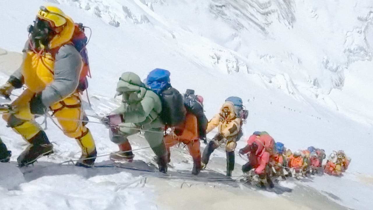 Antes las expediciones a esta montaña eran accesibles solo a una élite de montañeros adinerados, pero la creciente demanda bajó el costo de la excursión, abriendo el Everest a aficionados y aventureros.