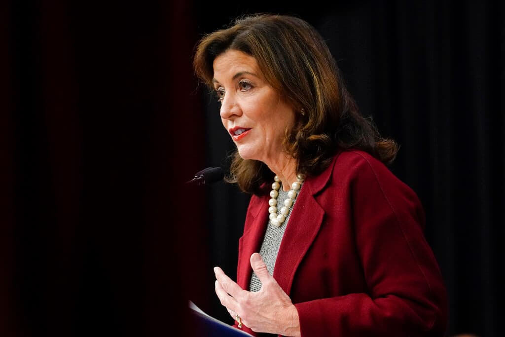 La gobernadora de Nueva York, Kathy Hochul, habla durante un evento en la Asociación Benéfica Consolidada China, el miércoles 10 de noviembre de 2021 en Nueva York.