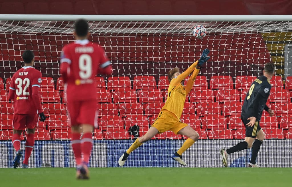 Jones (58’) marcó el solitario gol que le dio la victoria a los de Klopp y su pase a la siguiente fase de la competición.